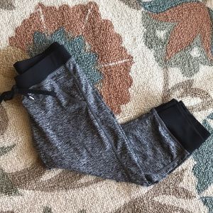 YiTong Black and Gray Capris Size S/M